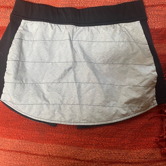 BROOKS THERMA COOL REVERSIBLE SKIRT SZ MEDIUM SNAP CLOSURE POCKETS. - Picture 2 of 4